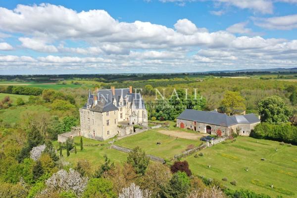 Beau château du XVe siècle Monument Historique dans la Sarthe.