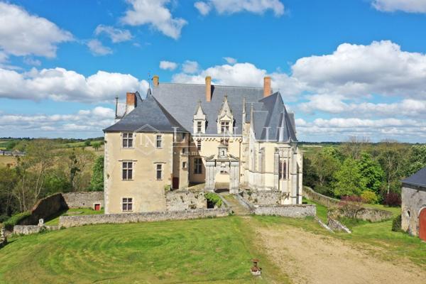 Beau château du XVe siècle Monument Historique dans la Sarthe.