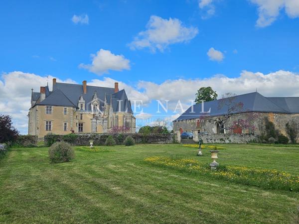 Beau château du XVe siècle Monument Historique dans la Sarthe.