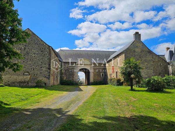 Beau château du XVe siècle Monument Historique dans la Sarthe.