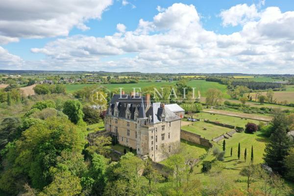 Beau château du XVe siècle Monument Historique dans la Sarthe.