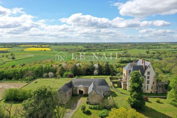 Beau château du XVe siècle Monument Historique dans la Sarthe.
