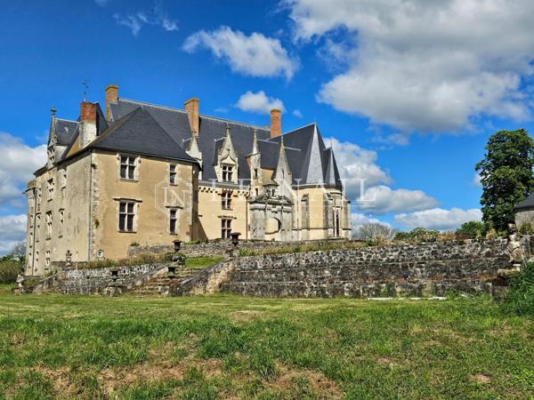 Beau château du XVe siècle Monument Historique dans la Sarthe.