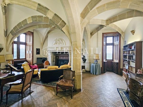 Beau château du XVe siècle Monument Historique dans la Sarthe.