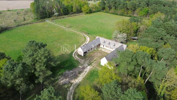Maison contemporaine avec installations équestres sur 22 hectares