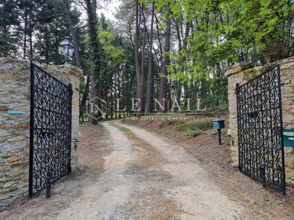Maison contemporaine avec installations équestres sur 22 hectares
