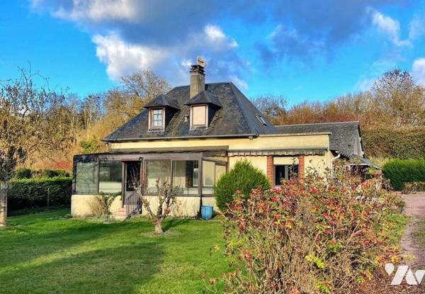 Une maison d'habitation comprenant :
au rez-de-chaussée : une entrée avec escalier menant au 1...
