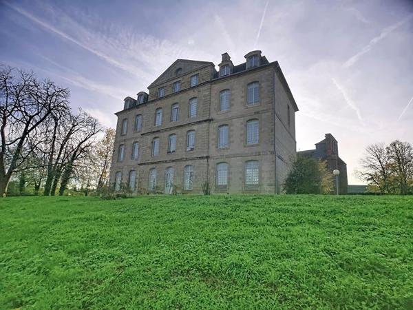 Appartement T3 rez de jardin à vendre à Cosnac dans le château - 2 chambres - une place de stationnement - Piscine - Terrasse / jardin