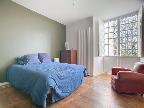 Appartement T3 rez de jardin à vendre à Cosnac dans le château - 2 chambres - une place de stationnement - Piscine - Terrasse / jardin