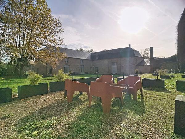 Appartement T3 rez de jardin à vendre à Cosnac dans le château - 2 chambres - une place de stationnement - Piscine - Terrasse / jardin