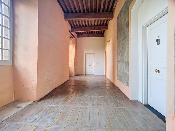 Appartement T3 rez de jardin à vendre à Cosnac dans le château - 2 chambres - une place de stationnement - Piscine - Terrasse / jardin