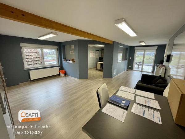 Immeuble : appartement + bureaux + hall stockage