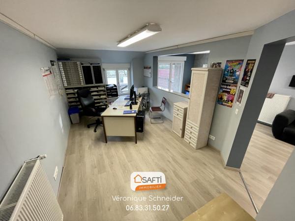 Immeuble : appartement + bureaux + hall stockage