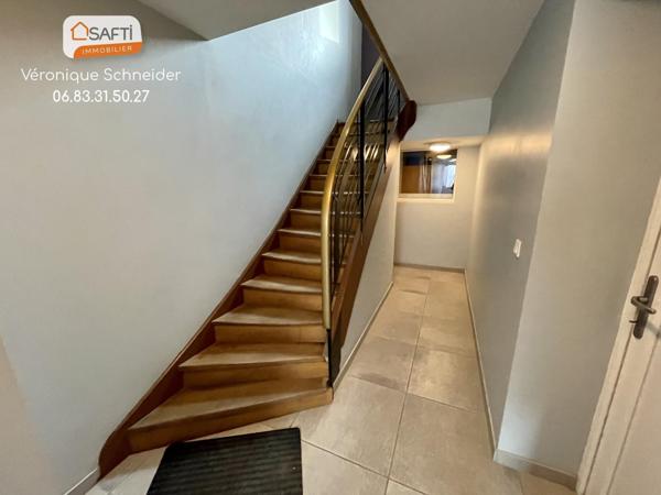 Immeuble : appartement + bureaux + hall stockage