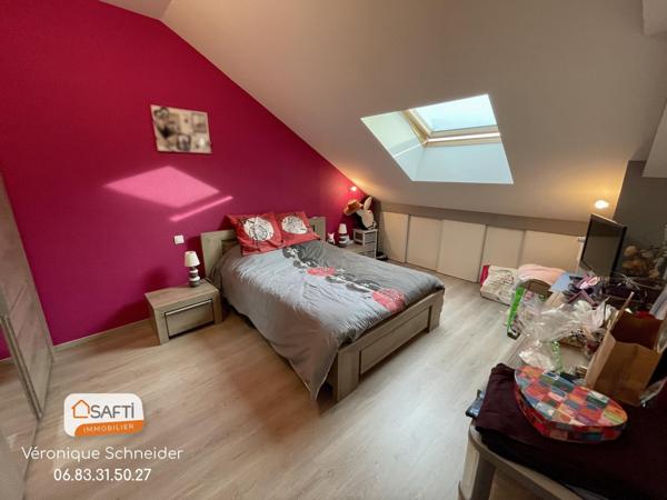 Immeuble : appartement + bureaux + hall stockage