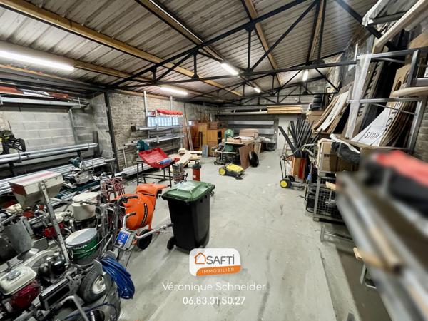 Immeuble : appartement + bureaux + hall stockage