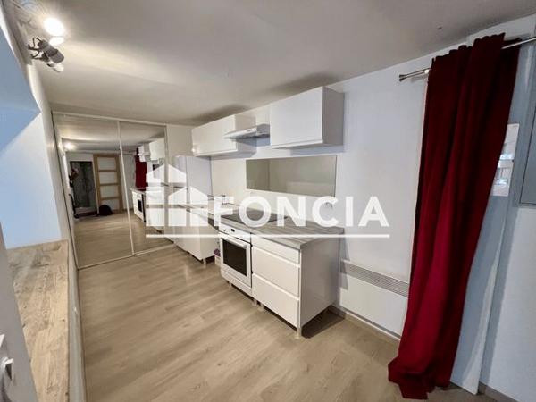 Location Studio 36.9 m² - 2 QUATER RUE ROYALE Versailles 78000