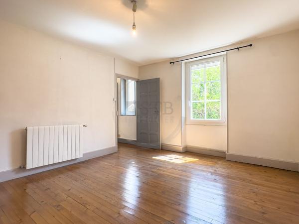 Maison de village de 83m2 environ sur 3 niveaux avec garage et cave