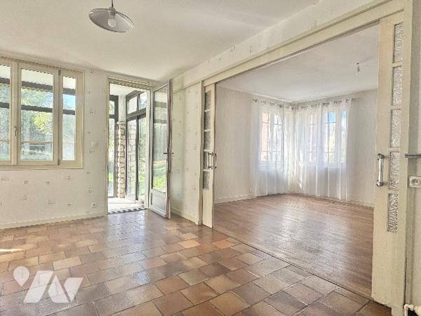 Maison rénovée - 4 chambres - Dépendances - Terrain de 1 186m²