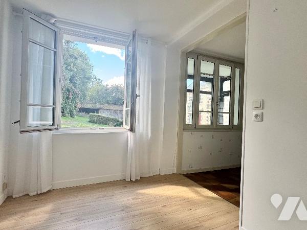 Maison rénovée - 4 chambres - Dépendances - Terrain de 1 186m²