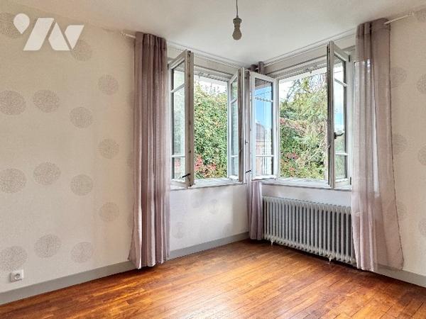 Maison rénovée - 4 chambres - Dépendances - Terrain de 1 186m²