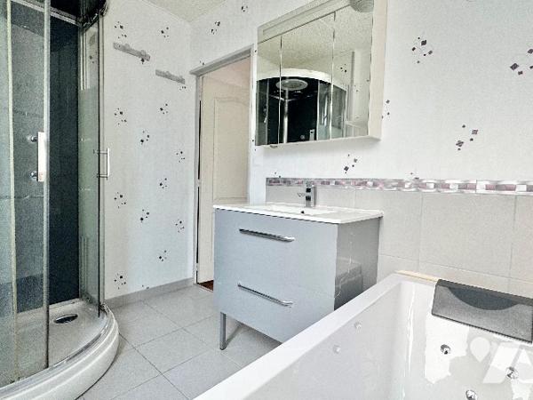Maison rénovée - 4 chambres - Dépendances - Terrain de 1 186m²