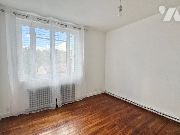 Maison rénovée - 4 chambres - Dépendances - Terrain de 1 186m²