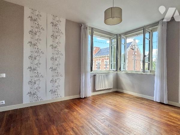 Maison rénovée - 4 chambres - Dépendances - Terrain de 1 186m²