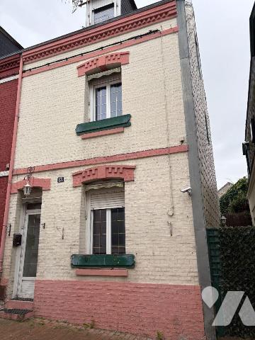 À proximité immédiate des commerces maison en briques, mitoyenne d'un côté et comprenant au rez...