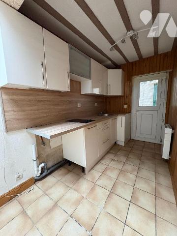 À proximité immédiate des commerces maison en briques, mitoyenne d'un côté et comprenant au rez...