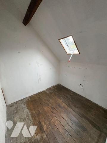À proximité immédiate des commerces maison en briques, mitoyenne d'un côté et comprenant au rez...