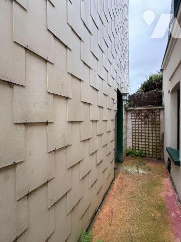 À proximité immédiate des commerces maison en briques, mitoyenne d'un côté et comprenant au rez...