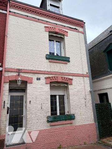 À proximité immédiate des commerces maison en briques, mitoyenne d'un côté et comprenant au rez...
