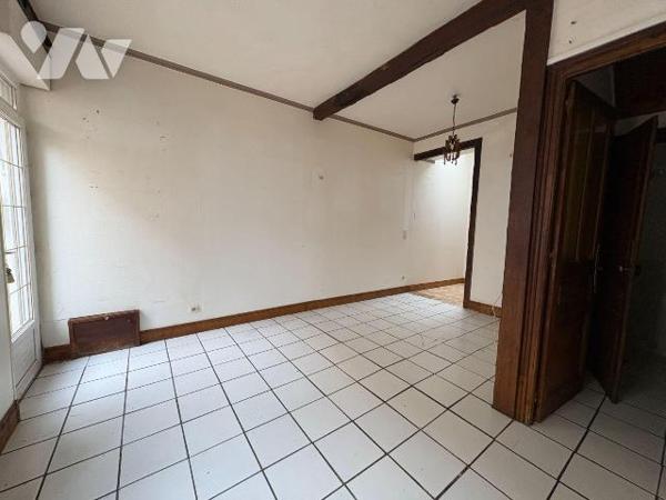 À proximité immédiate des commerces maison en briques, mitoyenne d'un côté et comprenant au rez...