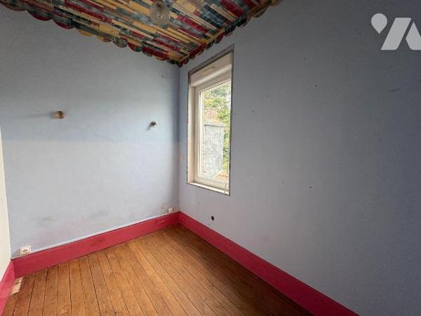 À proximité immédiate des commerces maison en briques, mitoyenne d'un côté et comprenant au rez...