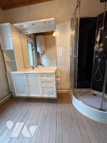 À proximité immédiate des commerces maison en briques, mitoyenne d'un côté et comprenant au rez...