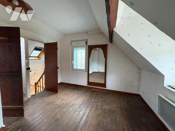 À proximité immédiate des commerces maison en briques, mitoyenne d'un côté et comprenant au rez...