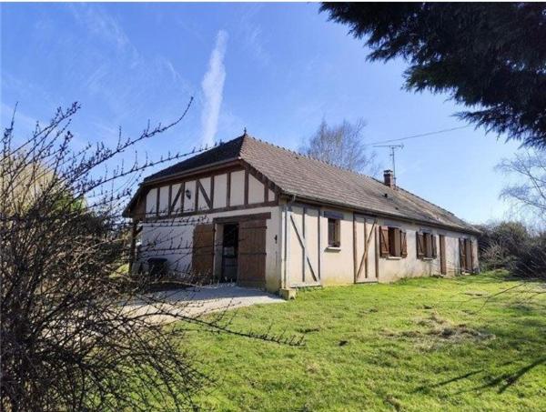 Maison de plain pied, trois chambres avec terrain et garage.