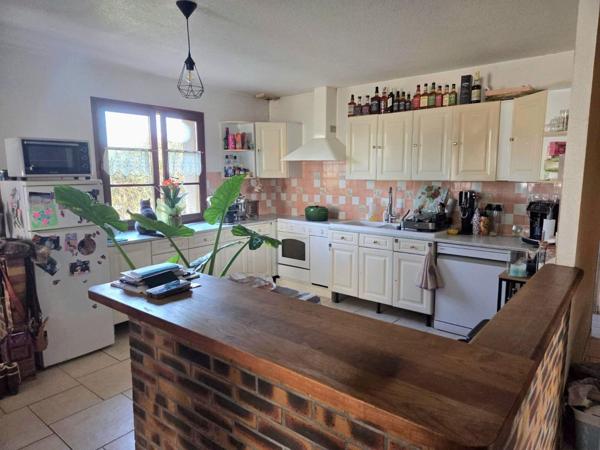 Maison de plain pied, trois chambres avec terrain et garage.