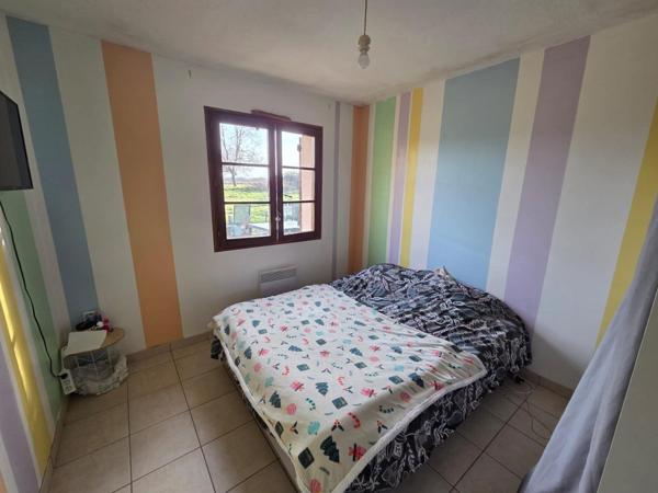 Maison de plain pied, trois chambres avec terrain et garage.