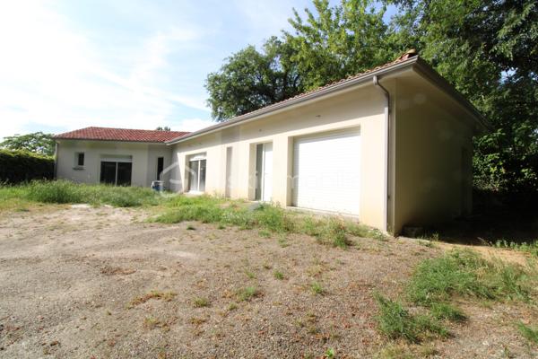 Venez découvrir cette maison neuve idéalement située en impasse à proximité immédiate du centre ville de Mont-de-Marsan.
Seuls les travaux de finition sont à prévoir afin de pouvoir la mettre à votre goût !
Placo, isolation, électricité, chape liquide ont déjà été réalisés.
Elle est composée de 4 chambres dont une suite parentale ainsi qu'un garage attenant.
Un excellent rapport qualité/prix pour une maison qui ne demande qu'à être personnalisée !
Pour toute demande d'information ou visite, contacter Nicolas GARDIES : 06.20.99.03.07