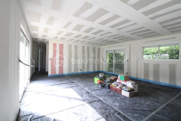Venez découvrir cette maison neuve idéalement située en impasse à proximité immédiate du centre ville de Mont-de-Marsan.
Seuls les travaux de finition sont à prévoir afin de pouvoir la mettre à votre goût !
Placo, isolation, électricité, chape liquide ont déjà été réalisés.
Elle est composée de 4 chambres dont une suite parentale ainsi qu'un garage attenant.
Un excellent rapport qualité/prix pour une maison qui ne demande qu'à être personnalisée !
Pour toute demande d'information ou visite, contacter Nicolas GARDIES : 06.20.99.03.07