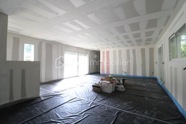 Venez découvrir cette maison neuve idéalement située en impasse à proximité immédiate du centre ville de Mont-de-Marsan.
Seuls les travaux de finition sont à prévoir afin de pouvoir la mettre à votre goût !
Placo, isolation, électricité, chape liquide ont déjà été réalisés.
Elle est composée de 4 chambres dont une suite parentale ainsi qu'un garage attenant.
Un excellent rapport qualité/prix pour une maison qui ne demande qu'à être personnalisée !
Pour toute demande d'information ou visite, contacter Nicolas GARDIES : 06.20.99.03.07