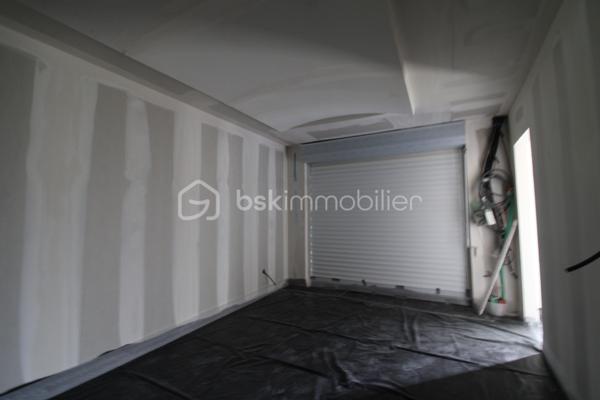 Venez découvrir cette maison neuve idéalement située en impasse à proximité immédiate du centre ville de Mont-de-Marsan.
Seuls les travaux de finition sont à prévoir afin de pouvoir la mettre à votre goût !
Placo, isolation, électricité, chape liquide ont déjà été réalisés.
Elle est composée de 4 chambres dont une suite parentale ainsi qu'un garage attenant.
Un excellent rapport qualité/prix pour une maison qui ne demande qu'à être personnalisée !
Pour toute demande d'information ou visite, contacter Nicolas GARDIES : 06.20.99.03.07