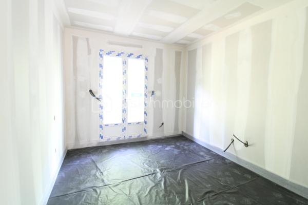 Venez découvrir cette maison neuve idéalement située en impasse à proximité immédiate du centre ville de Mont-de-Marsan.
Seuls les travaux de finition sont à prévoir afin de pouvoir la mettre à votre goût !
Placo, isolation, électricité, chape liquide ont déjà été réalisés.
Elle est composée de 4 chambres dont une suite parentale ainsi qu'un garage attenant.
Un excellent rapport qualité/prix pour une maison qui ne demande qu'à être personnalisée !
Pour toute demande d'information ou visite, contacter Nicolas GARDIES : 06.20.99.03.07