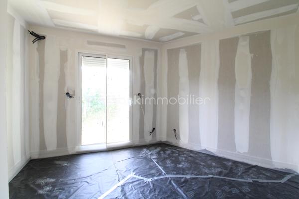 Venez découvrir cette maison neuve idéalement située en impasse à proximité immédiate du centre ville de Mont-de-Marsan.
Seuls les travaux de finition sont à prévoir afin de pouvoir la mettre à votre goût !
Placo, isolation, électricité, chape liquide ont déjà été réalisés.
Elle est composée de 4 chambres dont une suite parentale ainsi qu'un garage attenant.
Un excellent rapport qualité/prix pour une maison qui ne demande qu'à être personnalisée !
Pour toute demande d'information ou visite, contacter Nicolas GARDIES : 06.20.99.03.07
