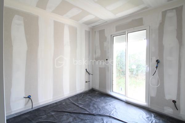 Venez découvrir cette maison neuve idéalement située en impasse à proximité immédiate du centre ville de Mont-de-Marsan.
Seuls les travaux de finition sont à prévoir afin de pouvoir la mettre à votre goût !
Placo, isolation, électricité, chape liquide ont déjà été réalisés.
Elle est composée de 4 chambres dont une suite parentale ainsi qu'un garage attenant.
Un excellent rapport qualité/prix pour une maison qui ne demande qu'à être personnalisée !
Pour toute demande d'information ou visite, contacter Nicolas GARDIES : 06.20.99.03.07