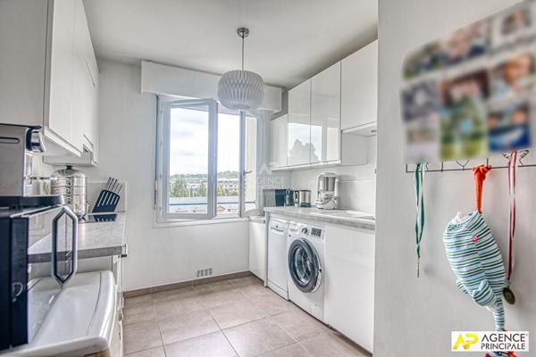 Versailles Notre-Dame Boulevard de la Reine Appartement 5 pièces 103 m² situé au 5ème et dernier étage avec ascenseur, cave et parking en sous-sol 795 000 € **  - Référence  27944