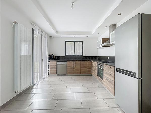 Maison contemporaine de 5 chambres avec terrain d'environ 1000m² à 25 min au Sud de Tours
