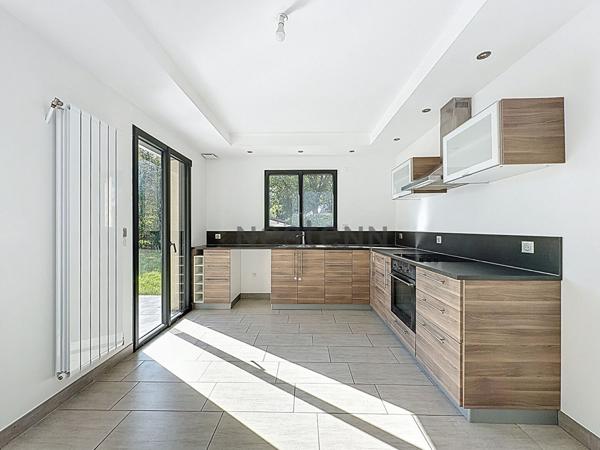 Maison contemporaine de 5 chambres avec terrain d'environ 1000m² à 25 min au Sud de Tours